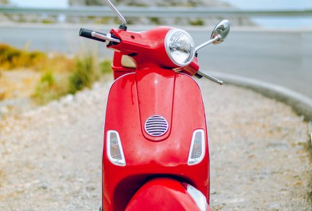 scooter de location rouge sur une plage de côte d'azur