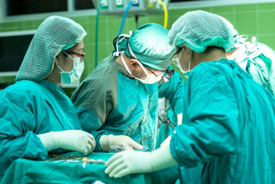 Chirurgiens effectuant une opération de lipossucion