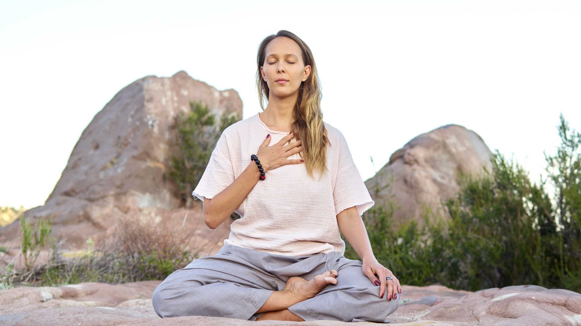 femme en pleine méditation sur la plage