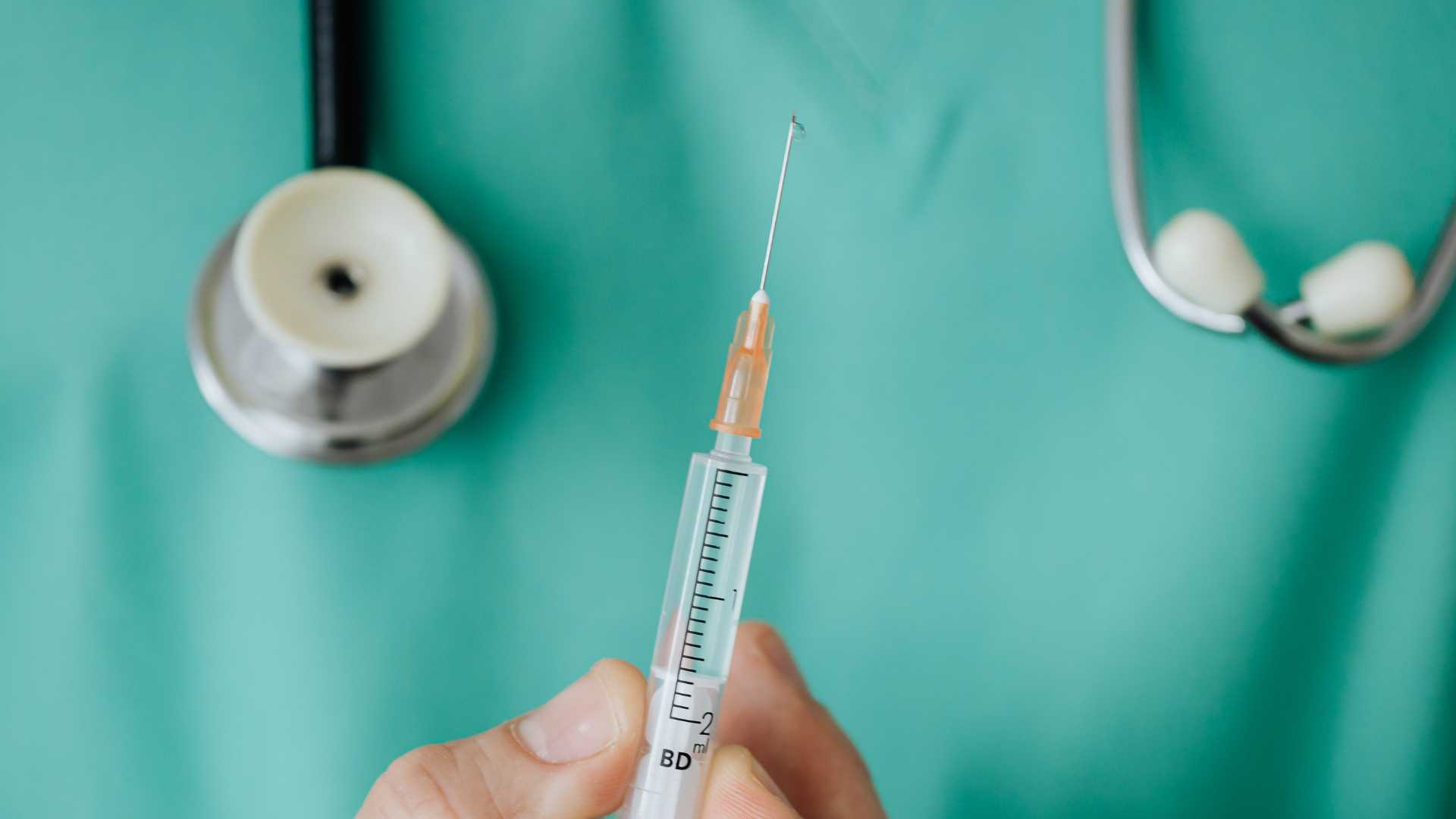 infirmier avec vaccin 