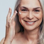 Femme âgées avec une crème sur le visage