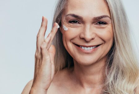 Femme âgées avec une crème sur le visage